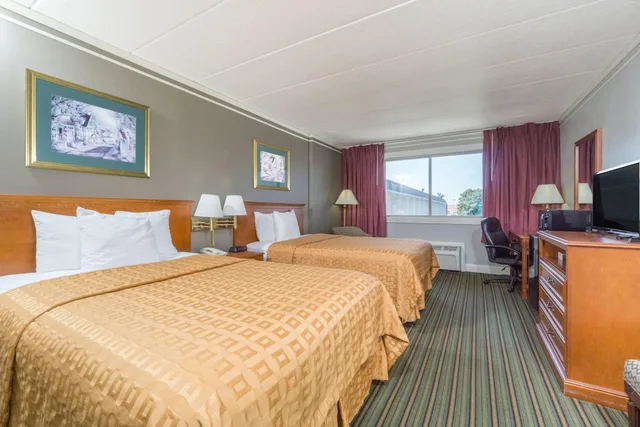 غرفة بسريرين مزدوجين، Days Inn by Wyndham Columbus East Airport 6/7