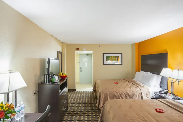 غرفة بريميوم بسريرين كوين، Quality Inn & Suites Cincinnati Downtown Area 6/9