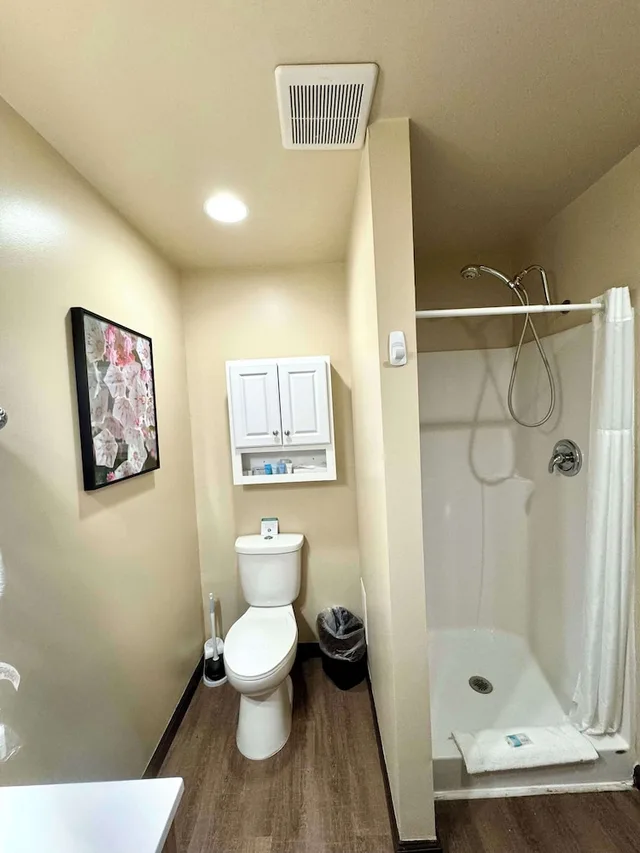 جناح ديلوكس بسرير كينج وسريرين كوين، Americas Best Value Inn Marquette 3/3