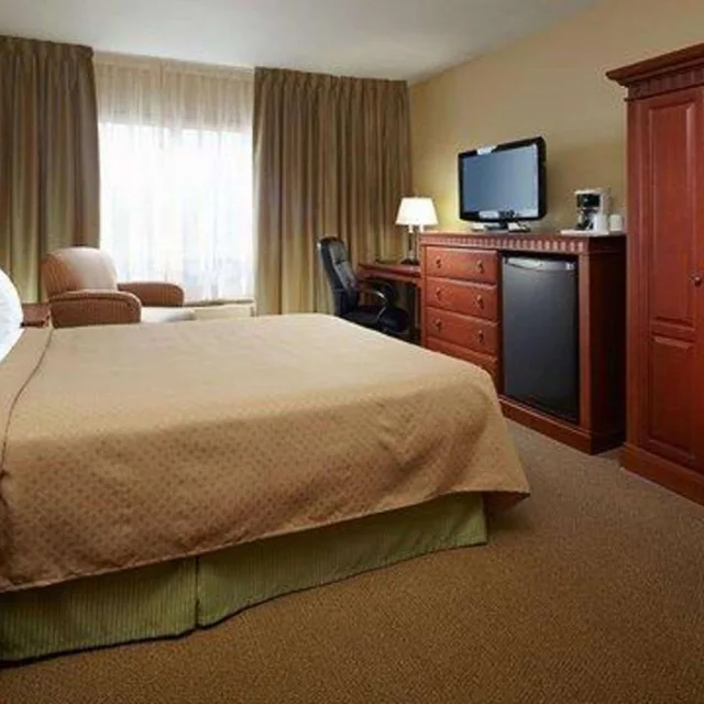 غرفة بسرير كينج وسرير كوين، Quality Inn & Suites P.E. Trudeau Airport 2/6