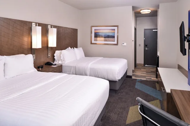 غرفة قياسية بسريرين كوين، Holiday Inn Express Suites Bryant Benton Area 1/6