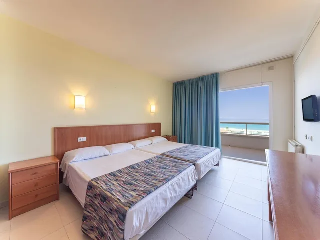غرفة رباعية بسريرين مزدوجين بإطلالة على البحر، Hotel Medsur Natura Park 3/7