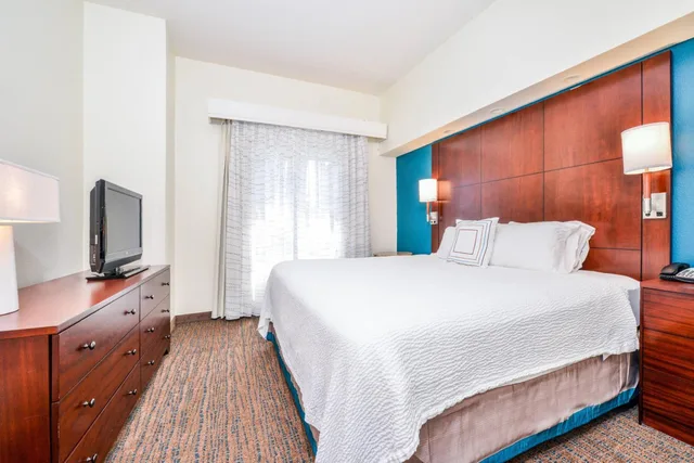 جناح بسرير كينج بغرفة نوم واحدة بغرفتين مع أريكة، Residence Inn Marriott Waynesboro 1/2