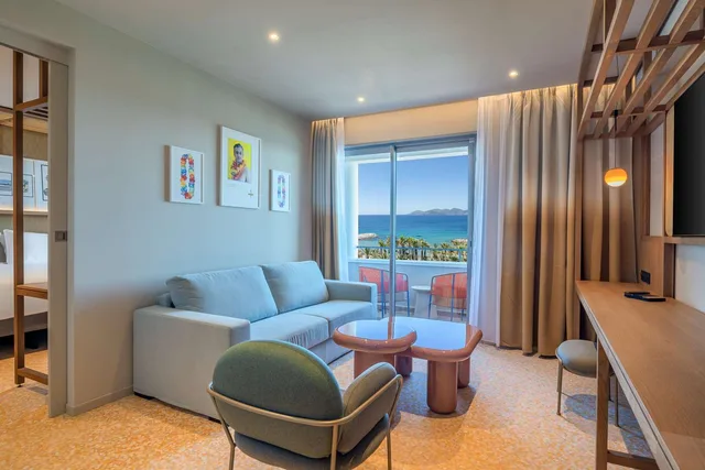 جناح بسرير كينج بإطلالة على البحر بغرفة نوم واحدة، Canopy by Hilton Cannes 1/2