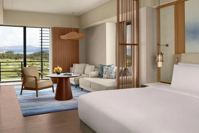غرفة بريميير ديلوكس كبيرة ركنية بسرير كينج بشرفة بإطلالة جزئية على البحر، The Ritz Carlton Okinawa 2/4