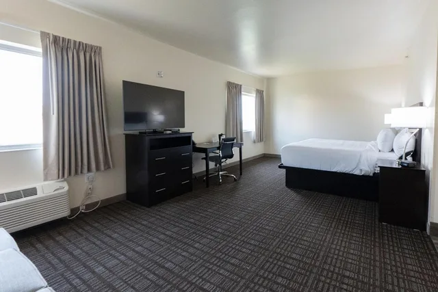 غرفة ديلوكس بسرير كينج، Cobblestone Hotel & Suites-Sheldon 1/3