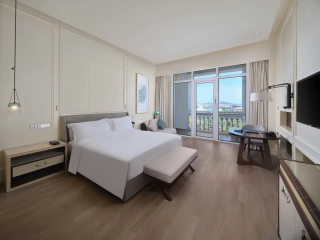 Deluxe, King Bed, Ocean View, Balcony, Hilton Dalian Golden Pebble Beach Resort 3/5