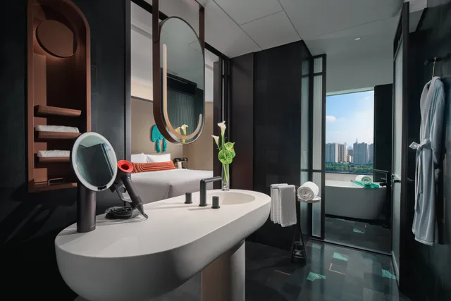 غرفة قياسية بسرير كينج بإطلالة على النهر، Hotel Indigo Ningbo Riverside 2/3