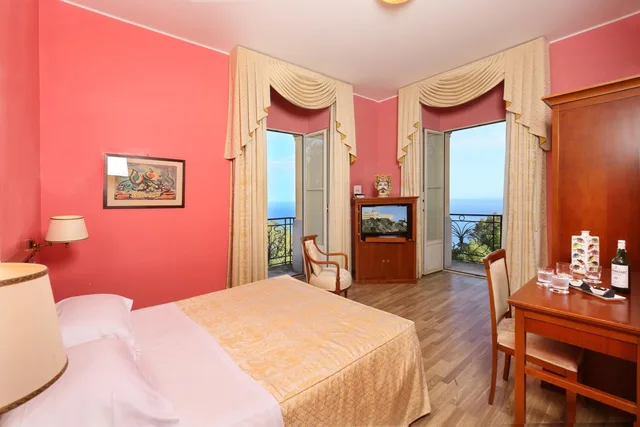 غرفة ديلوكس بسرير مزدوج بإطلالة على البحر، Excelsior Palace Hotel 2/8