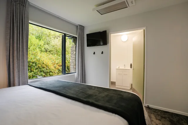 غرفة بسرير كينج لذوي الإعاقة، Haka House Franz Josef 2/3