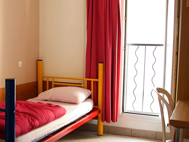 Private, Shared Bathroom، Bastille Hostel 1/1