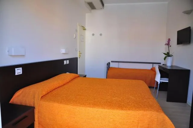 غرفة قياسية ثلاثية، Hotel Lugano 3/8