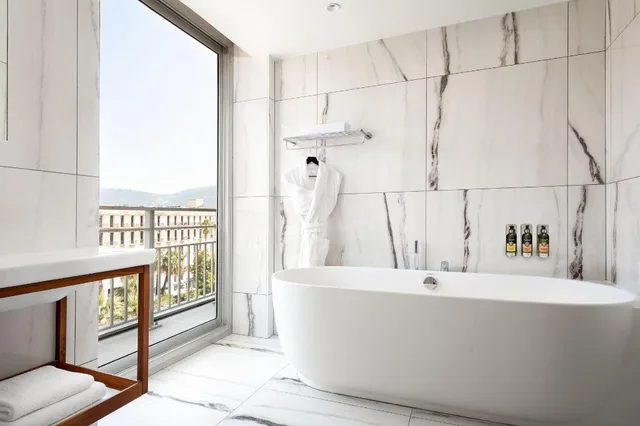 1 Bedroom, Mediterranean, Suite, King Bed, Garden View, Sofa, Balcony، LE MERIDIEN NICE 6/6