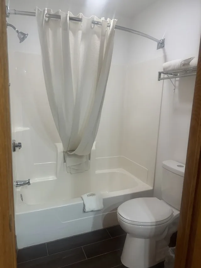 Room, King Bed, Pet Friendly, Super 8 By Wyndham Sparta 2/2