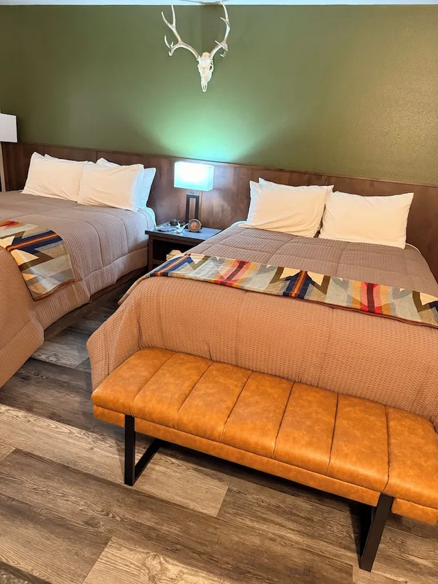Classic, 2 Queen Beds, Sunset View، Ninepipes Lodge 2/10