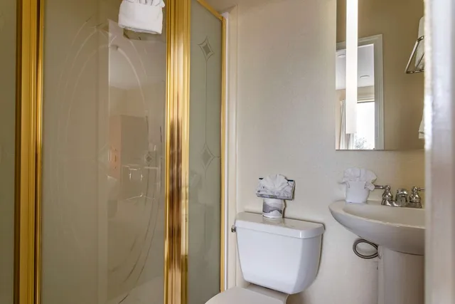 Room, Queen Bed, Comfort Suites Houston near Medical Center- NRG Stadium 4/4