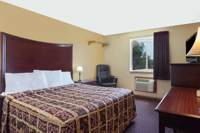 غرفة بسرير كوين لذوي الإعاقة، SUPER 8 BY WYNDHAM, LEWISTON 3/5