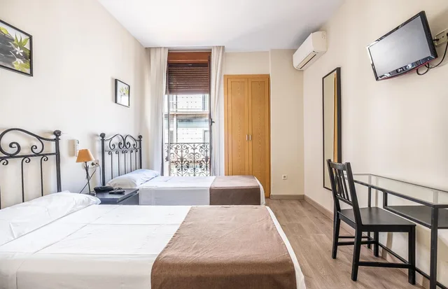 غرفة رباعية بسرير مزدوج وسريرين منفصلين، Hostal El Pilar 3/3