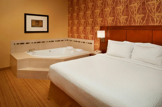 غرفة بسرير كينج، Courtyard Detroit Utica 1/2