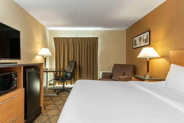 Upgrade, King Bed، Comfort Inn Drummondville 2/8