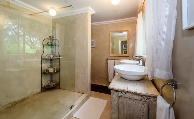 Family Suite, Garden, 2 Double Beds، Khaya Ndlovu Manor House 6/8
