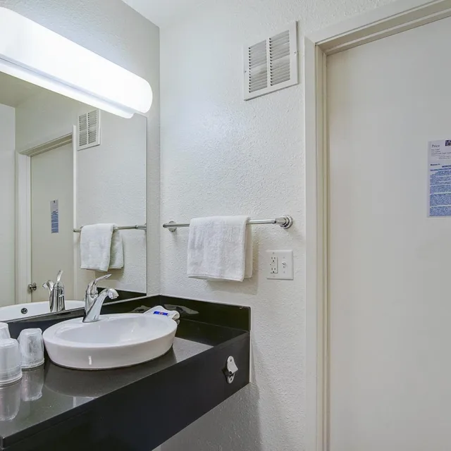2 Queen Beds - ADA/Tub/Micfridge، Motel6 Green Bay, WI 10/10