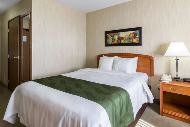 غرفة بسرير كوين، Quality Inn Marshall near University 2/2