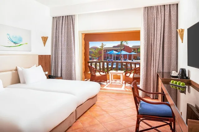غرفة ديلوكس بسرير كينج بإطلالة على المسبح، Pickalbatros Portofino Villaggio Resort 1/4