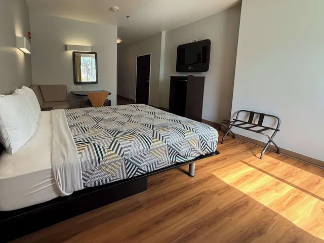 غرفة قياسية بسرير كوين بمطبخ صغير، Motel6 Weslaco, TX 1/9