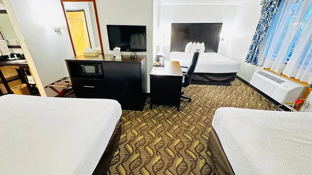 غرفة بسرير كينج وسريرين كوين، Days Inn by Wyndham North Platte 1/8