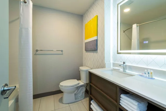 غرفة بسرير كينج، Comfort Inn and Suites Kingston ON 3/3