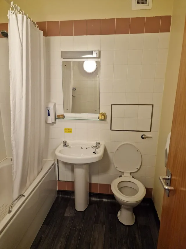 غرفة قياسية رباعية بسرير مزدوج مع أريكة، Britannia Inn Glasgow 6/10