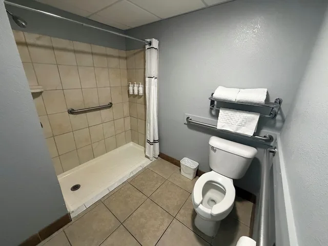 غرفة بسرير كوين لذوي الإعاقة، AmericInn by Wyndham Woodstock IL 4/4