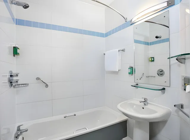 Room, Single, 2 Double Beds، Leonardo Hotel Southampton 1/1