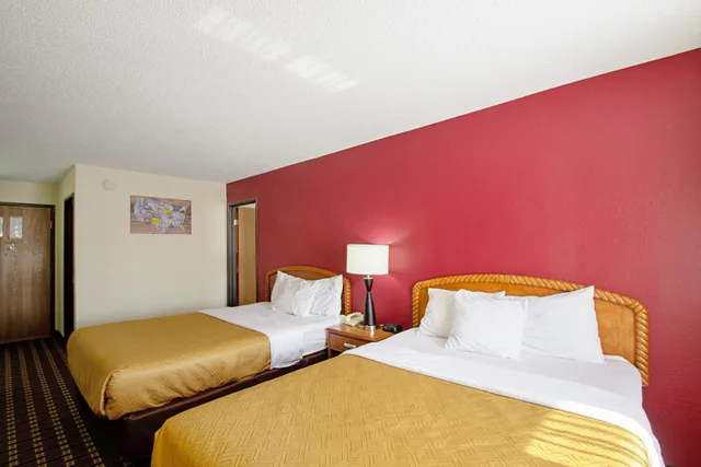 جناح بسرير كينج وسريرين كوين، Econo Lodge Inn & Suites Wisconsin Dells 1/14
