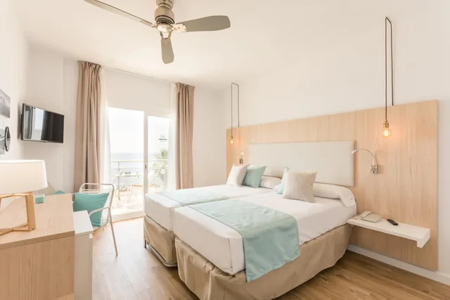 غرفة بسرير مزدوج بإطلالة على البحر بشرفة مع سرير إضافي، Monterrey Hotel 5/10