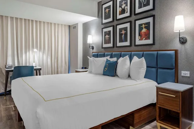 غرفة بسرير كينج بإطلالة على المدينة بشرفة لذوي الإعاقة، The Draper New York, Tapestry Collection by Hilton 1/2