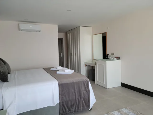 غرفة بريميوم بسرير كينج بإطلالة على البحر، Mediteran Hotel 2/3