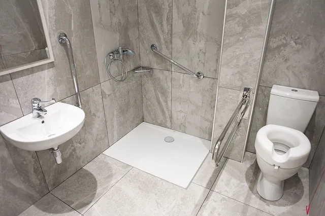 غرفة قياسية بسرير كوين لذوي الإعاقة، Roseum Boutique Hotel 6/9