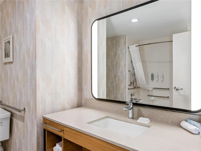 غرفة بسريرين كوين بشرفة بحوض استحمام لذوي الإعاقة، Hampton Inn St Ignace Lakefront Mackinac 2/2