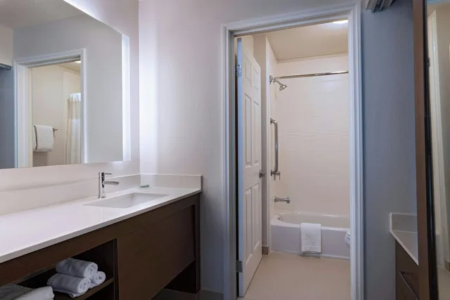 استوديو بسرير كينج مع أريكة، Residence Inn Houston The Woodlands / Lake Front Circle 5/7