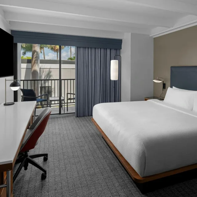 Room, King Bed, Balcony or Patio، Courtyard Fort Lauderdale East Lauderdale By the Sea 1/3