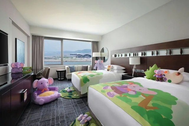 Room, King Bed, Sea View, Hong Kong Skycity Marriott Hotel 3/6