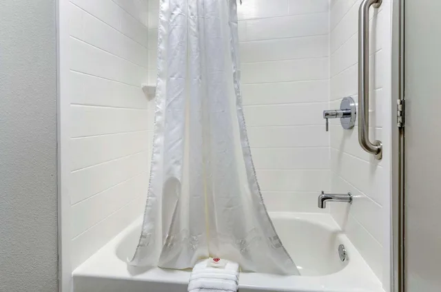 غرفة بسرير كينج يُسمح فيها بالحيوانات الأليفة، Comfort Inn & Suites Troutville-Roanoke North 8/9