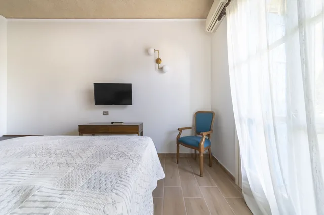 غرفة ديلوكس بسرير كوين بإطلالة على الحديقة مع أريكة، Hotel Agia Markella 4/6