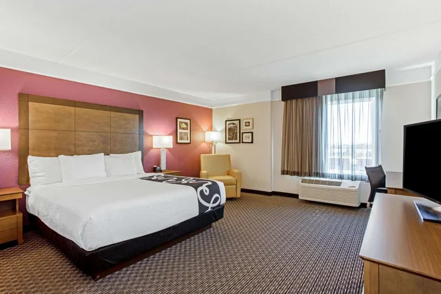 غرفة بسرير كينج بحوض استحمام لذوي الإعاقة، La Quinta Inn Suites Panama City 2/8