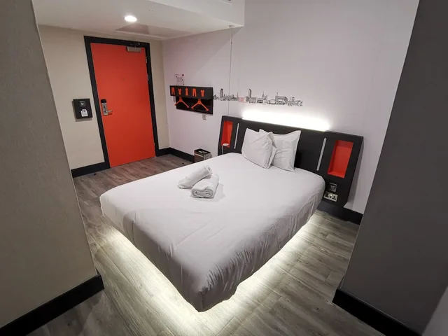 غرفة قياسية بسرير مزدوج، easyHotel Sheffield City Centre 1/8
