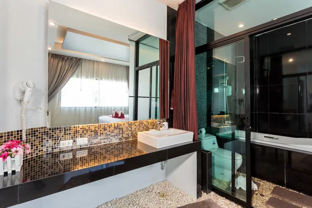 جناح جونيور، PJ PATONG RESORTEL 8/10