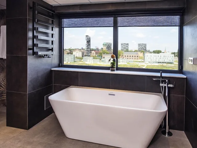 جناح تنفيذي بسرير كوين مع أريكة، NOVOTEL KATOWICE CENTRUM 1/2