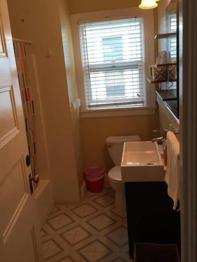 Standard, 1 Queen and 1 Single Bed, Middle Floor، Portland International Guesthouse 7/7